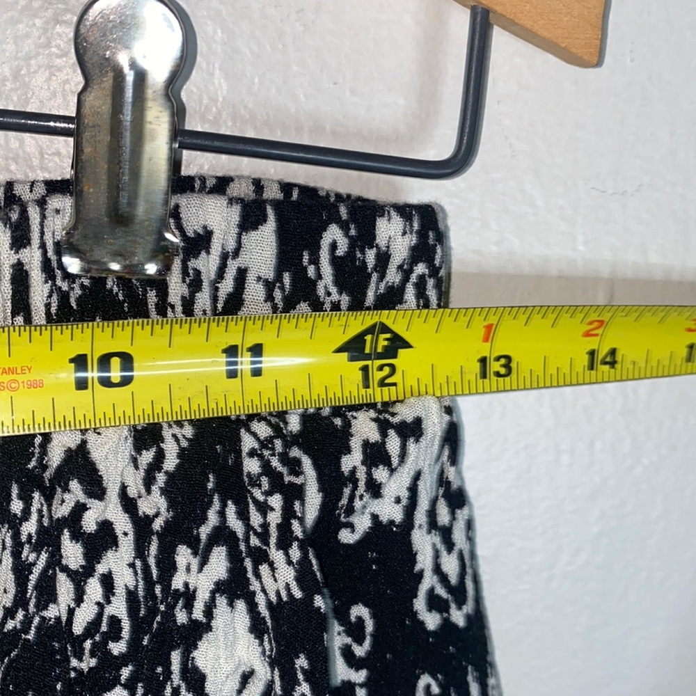 🪿Adorable black and white patterned skirt! - Picture 4 of 4